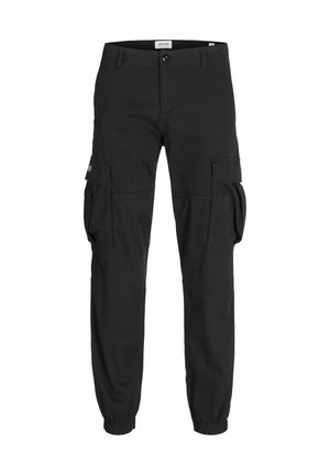 Czarne spodnie typu cargo wykonane z bawełny, wyposażone w wiele bocznych kieszeni, zwężane mankiety i zapięcie na guziki w pasie. Gładka faktura.