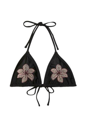 Musta kolmionmuotoinen bikiniyläosa, jossa vaaleanpunaisia ja valkoisia helmikoristeluita kukkakuvioina kummassakin kupissa. Yläosassa on solmittavat kaulakiinnitys- ja takakiinnitysnauhat.