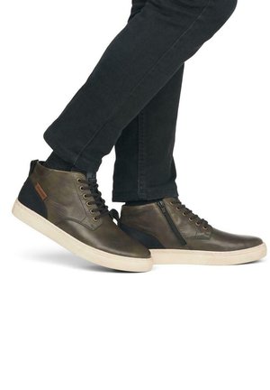 Braune Leder-Hochschnitt-Sneaker mit beigen Gummisohlen, Schnürdesign, seitlichem Reißverschluss und schwarzen Textilakzenten.