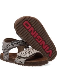 Grijze en witte gespikkelde sandalen met twee verstelbare banden, een gestructureerde bruine voetbed en een rubberen buitenzool met rode "VINGINO" branding.