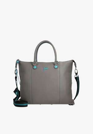 Bolso tote de cuero gris con asas superiores y correa desmontable, con detalles en turquesa y una textura sutilmente granulada. Logotipo en el frente.