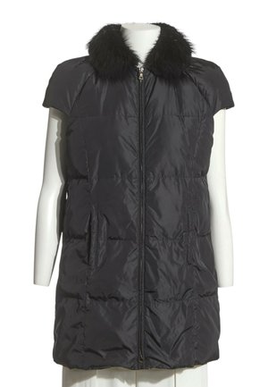 Veste matelassée noire sans manches avec fermeture éclair à l'avant et col en fourrure noire, exposée sur un torse de mannequin blanc.