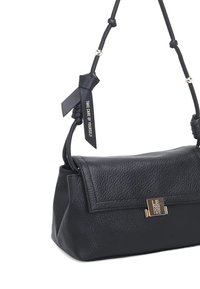 Borsa a mano in pelle nera con finitura testurizzata, forma rettangolare e chiusura magnetica. Presenta una tracolla annodata e un nastro decorativo.