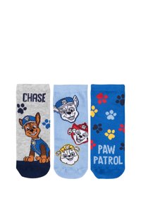 Tre paia di calzini corti. A sinistra: grigio con il testo "CHASE" e un cane cartone animato. Al centro: azzurro chiaro con facce di cane. A destra: blu con il testo "PAW PATROL" e impronte colorate.