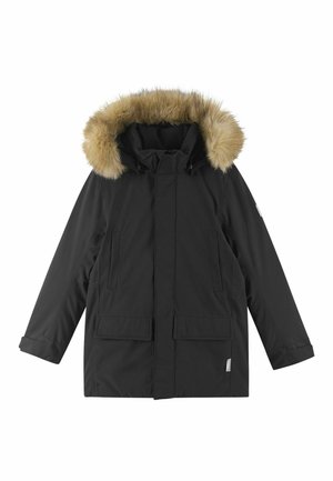 Schwarze Parka mit abnehmbarem, mit Fell gefüttertem Kapuze, Fronttaschen mit Klappen und einem Reißverschluss. Weiche Textur mit glatter Oberfläche.