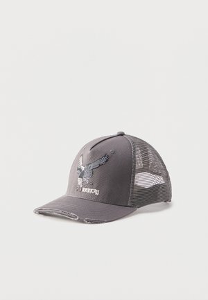 Hall halli võrkmaterjalist baseballi nokamüts kulunud servaga, esipaneelil tikitud kotkas ja sõna "REPLAY".