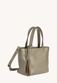 Sac fourre-tout en cuir olive métallisé avec deux courtes poignées, une bandoulière détachable et un détail en frange sur le côté. Surface texturée.