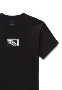 Camiseta de algodón negra con un corte clásico. Presenta un logotipo gráfico blanco en el lado izquierdo del pecho y una pequeña etiqueta tejida en la manga.