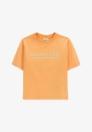 Pomarańczowy T-shirt z krótkim rękawem z białym nadrukiem "Running Club" oraz "Small steps can lead to big changes" na przodzie.