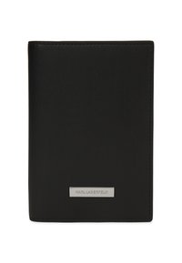 Czarny skórzany portfel z metalową tabliczką w kolorze srebrnym, na której wygrawerowane jest "Karl Lagerfeld", prostokątny i w orientacji pionowej.