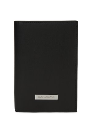 Czarny skórzany portfel z metalową tabliczką w kolorze srebrnym, na której wygrawerowane jest "Karl Lagerfeld", prostokątny i w orientacji pionowej.