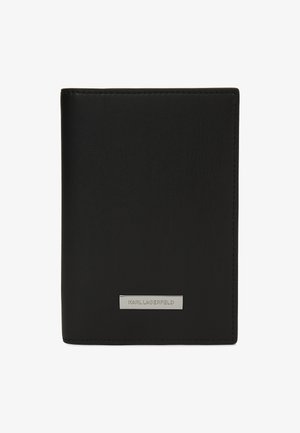 Portofel din piele neagră cu o placă de metal argintie gravată "Karl Lagerfeld" pe partea din față, de formă rectangulară și orientat vertical.