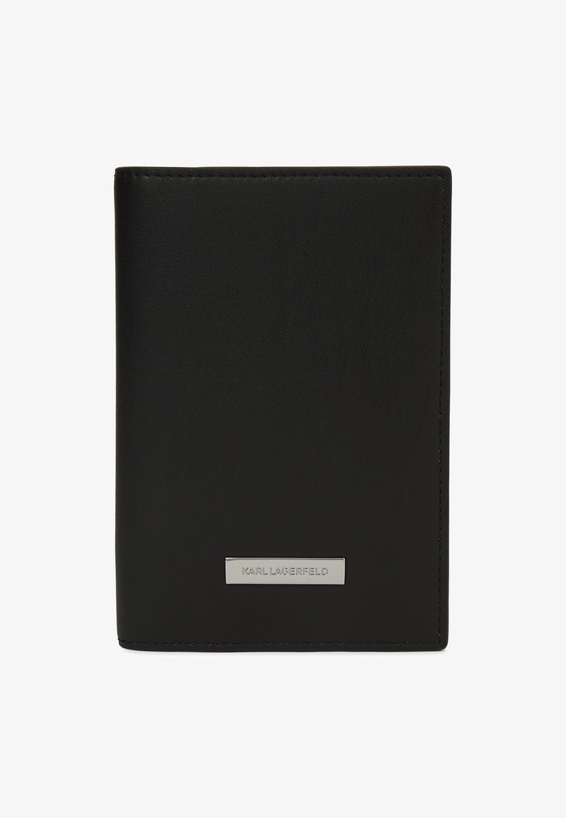 Czarny skórzany portfel z metalową tabliczką w kolorze srebrnym, na której wygrawerowane jest "Karl Lagerfeld", prostokątny i w orientacji pionowej.