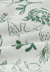 Zelené botanické vzory na světle tkanině s jemnou strukturou, obsahující listy a květiny v různých odstínech zelené.