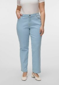 Jeans de mezclilla azul claro con corte recto, diseño de cinco bolsillos y trabillas para el cinturón. Presenta un cierre de botón y cremallera en la parte delantera.