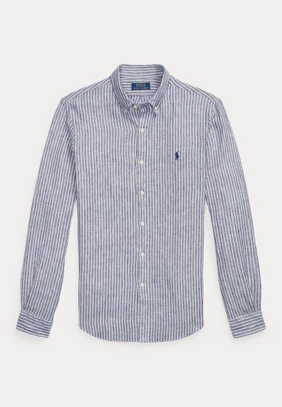 Μπλε και λευκό κάθετο ριγέ μακρυμάνικο πουκάμισο με κουμπιά, γιακά με κουμπιά και μικρό κεντημένο λογότυπο στο αριστερό στήθος.