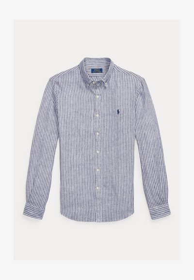 Μπλε και λευκό κάθετο ριγέ μακρυμάνικο πουκάμισο με κουμπιά, γιακά με κουμπιά και μικρό κεντημένο λογότυπο στο αριστερό στήθος.