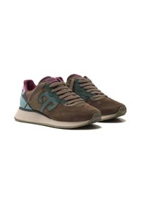 Sneaker in suede marrone e teal con accenti malva, suole spesse beige e lacci, mostrati da un angolo inclinato su uno sfondo bianco.