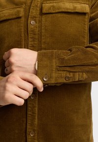 REVOLUTION Skjorter - dustbrown