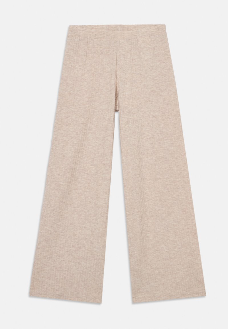 Pantalones de pierna ancha en una tela texturizada de color beige claro. Presentan una cinturilla sin costuras y sutiles pliegues delanteros para un detalle adicional.