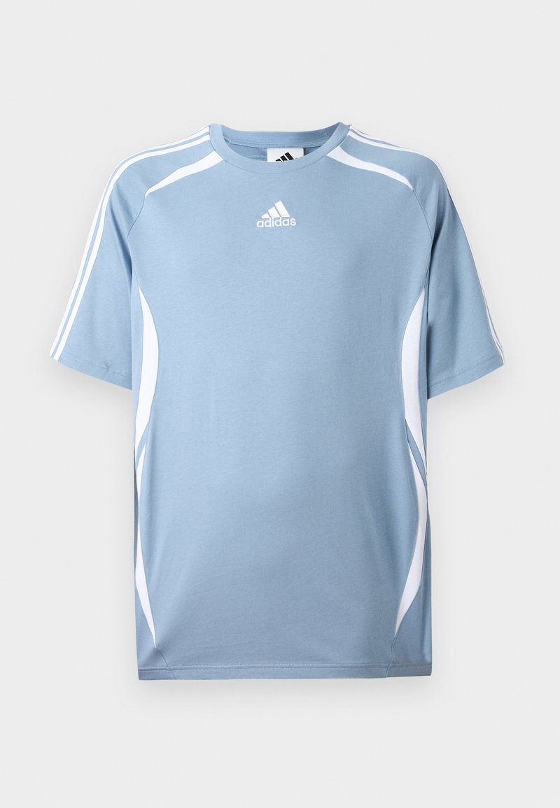 T-shirt de sport bleu clair avec des manches courtes, des accents blancs sur les côtés et un petit logo Adidas sur la poitrine. Tissu doux.