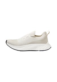 Lichtbeige gebreide instapsneaker met dikke witte zool en zwarte loopzool, voorzien van geribbelde structuur en trekkoordje bij de hiel.