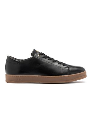 Sneaker in pelle nera con punta rotonda, chiusura con lacci, occhielli dorati e suola in gomma marrone. Parte superiore a trama e dettagli di cucitura in contrasto.