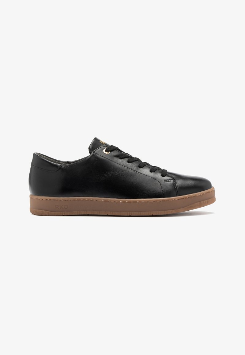 Must musta sneaker ümmarguse varbaga, nööridega ees, kuldsete silmadega ja pruuni kummitald. Tekstureeritud pealmine osa ja kontrastne õmblusdetail.