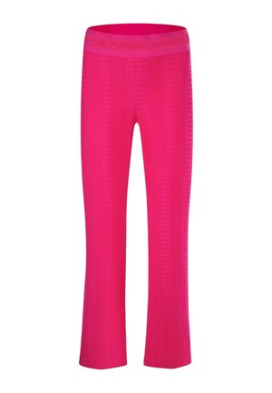 Pantalon en tricot rose vif avec une taille large présentant un motif de texte subtil, jambes droites et design tricoté vertical texturé.