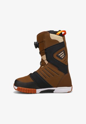 Braune und schwarze Snowboard-Boots mit strukturiertem Finish, einem Drehverschluss-System und einem orangefarbenen Akzent an der Rückseite. Gummisohle mit Traktionsmustern.