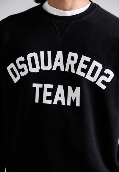 Hanorac negru cu text alb "DSQUARED2 TEAM" în litere mari, îndrăznețe. Dispune de guler rotund și material moale, texturat.