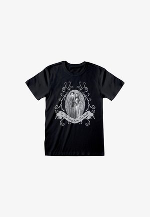 Czarny bawełniany t-shirt z grafiką przedstawiającą dwie postacie otoczone zdobną ramą z napisem: "Czy żywi mogą poślubić umarłych?" w białym kolorze.