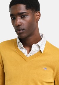GANT V-NECK - Jersey de punto - maple yellow