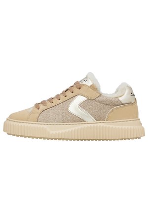 Beige Sneakers mit einem strukturierten Stoffoberteil, Wildlederakzenten und metallischen Details. Verfügt über eine dicke, geriffelte Sohle und eine weiche Innenauskleidung.