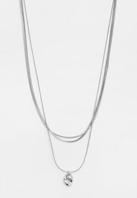 Silver flertrådig halsband med tre släta ormslingor och en strukturerad oregelbunden hänge i mitten. Polerad finish genomgående.