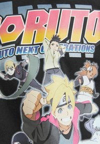 Musta t-paita, jossa värikkäitä anime-hahmoja painettuna edessä, esittäen yksityiskohtaisia ilmeitä ja dynaamisia asentoja.