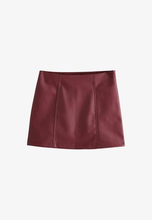 Jupe mini en simili cuir bordeaux, design structuré avec coutures avant, texture lisse et ourlet droit, sans fermetures visibles.