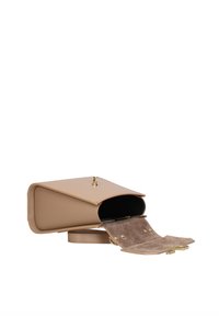 Borsa rettangolare beige realizzata in pelle liscia con un interno in morbida suede, dotata di una chiusura dorata e di una tracolla regolabile. Interno visibile.