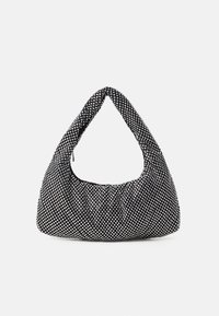 Sac à main noir en forme de hobo incurvée, recouvert d'un motif texturé de petits clous argentés, avec une seule poignée torsadée.