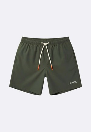 Pantaloncini da bagno verde oliva con fascia elastica in vita e coulisse bianca con punte arancioni, con piccolo logo Sundek bianco sulla gamba sinistra.