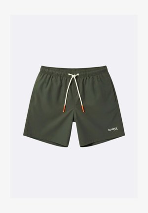 Pantaloncini da bagno verde oliva con fascia elastica in vita e coulisse bianca con punte arancioni, con piccolo logo Sundek bianco sulla gamba sinistra.