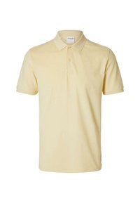 Polo à manches courtes pour hommes en jaune clair, en tissu en coton lisse, avec un col classique et une patte de boutonnage à trois boutons.