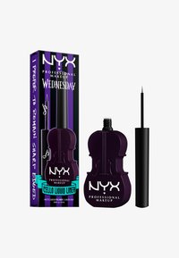 Bottiglia di eyeliner a forma di violoncello di colore viola con tappo nero, accompagnata da un pennello per eyeliner nero. La scatola presenta strisce viola e testo in grassetto.