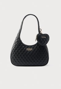 Borsa trapuntata nera con una singola tracolla, caratterizzata dal logo "GUESS" tono oro e una pochette a forma di cuore con zip staccabile.