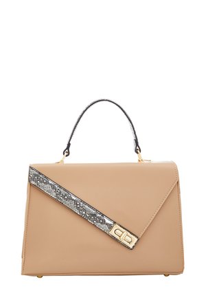 Beige lædertaske med en sort og sølv slangeskindsrem, guldhardware og en vinklet klapdesign. Har en kort hank.