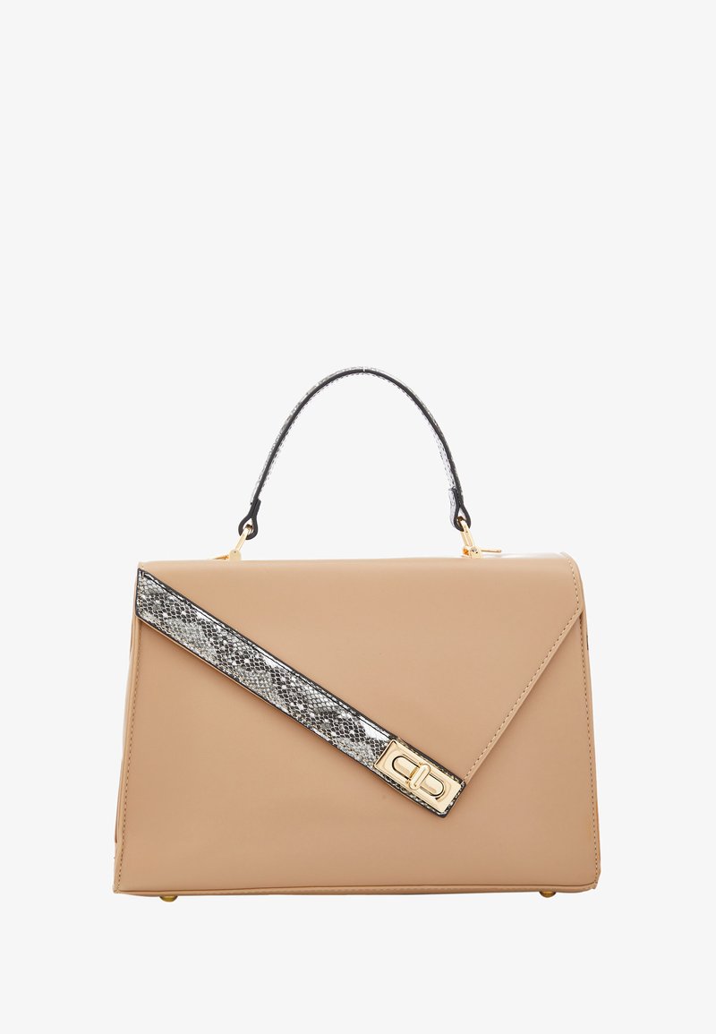 Beige lædertaske med en sort og sølv slangeskindsrem, guldhardware og en vinklet klapdesign. Har en kort hank.