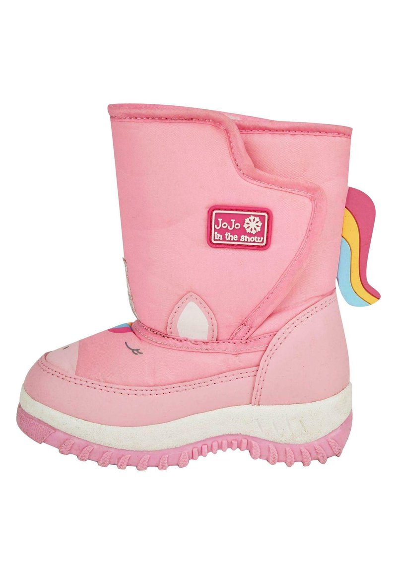 Botín de invierno para niños en color rosa, con un upper de tela suave, un diseño de cara de unicornio y un acento de crin multicolor en el talón. Suela de goma blanca.