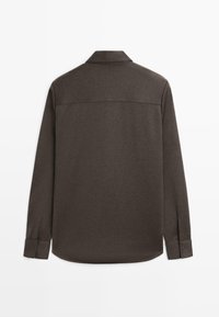 Bruine lange mouwen shirt met een kraag, met een gladde textuur, rugpand en geknoopte manchetten. Geen zichtbare patronen of accenten.