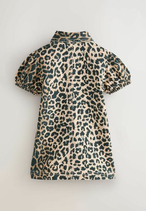 Robe à imprimé léopard avec des manches bouffantes, présentant un col et une coupe structurée. Le tissu a une texture lisse avec des motifs contrastés.