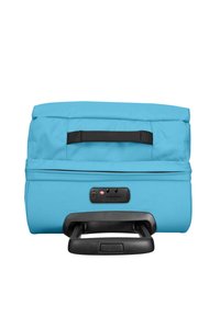 Valigia a rotelle in tessuto blu brillante con una texture morbida, dotata di manico telescopico e scomparto zip nella parte superiore.
